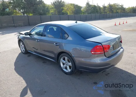 2013 Volkswagen Passat 2.5L S z USA, uszkodzony, nr VIN 1VWAP7A32DC033665